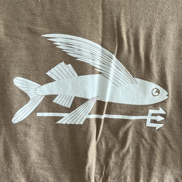 Patagonia men’s tan tee with fish and trident graphic - Picture 2 of 7